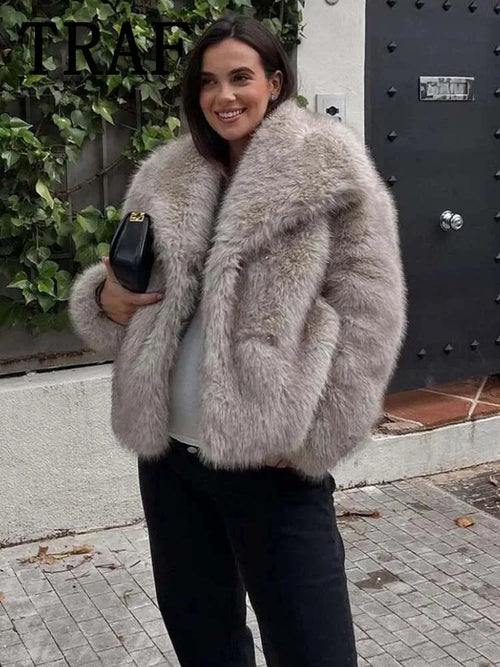 Clara | Cardigan Court en Fausse Fourrure pour un Street Style Élégant et Confortable lunnav