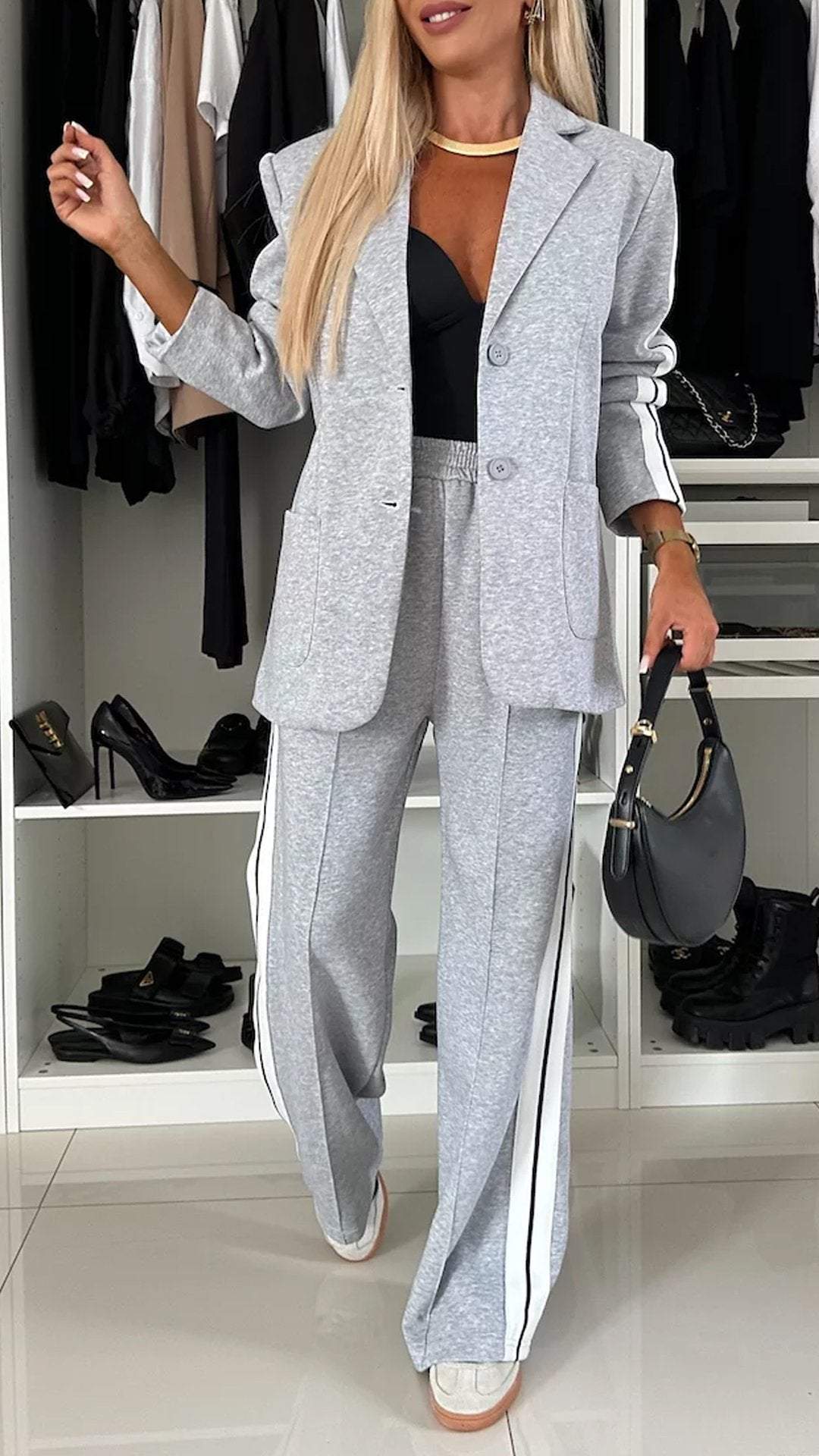 Bandes contrastées élégantes sur l’ensemble Mina™, ajoutant une touche unique.