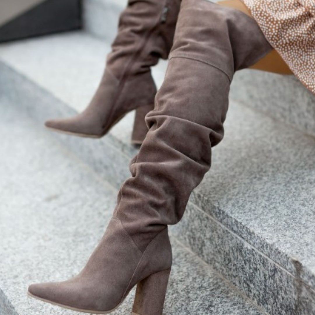 Bottes Allison™ portées avec une tenue décontractée chic.