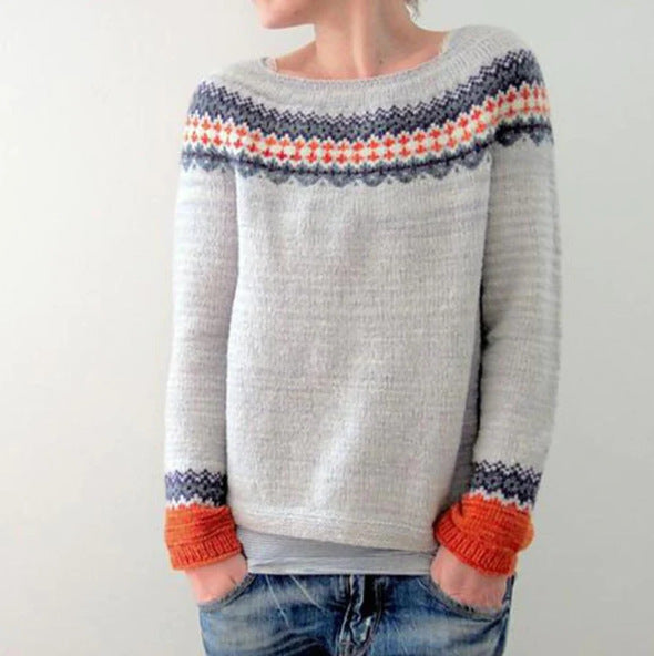 Col rond intemporel du pull Mme Noël™, parfait pour toutes les occasions.