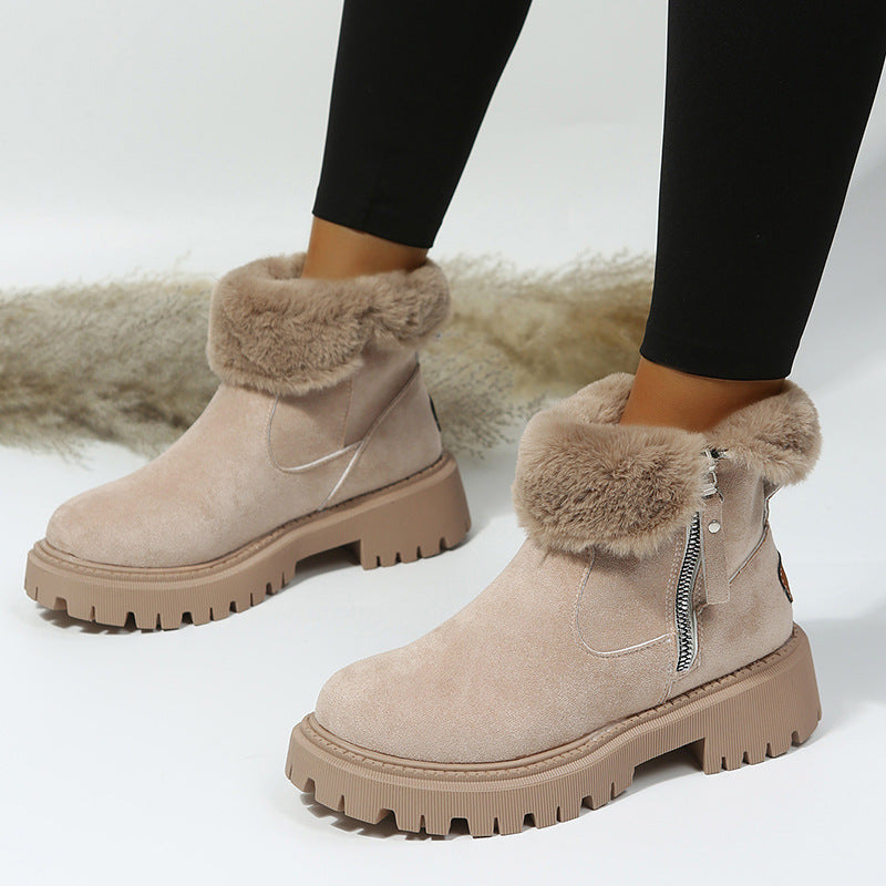 Détail de la finition en cuir des bottines Loma™.