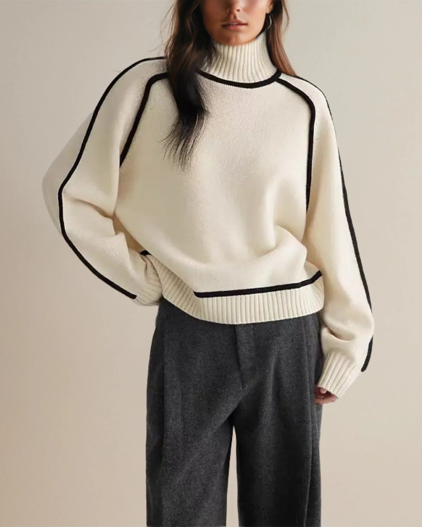 Détail du col rond moderne du pull Floriane™.