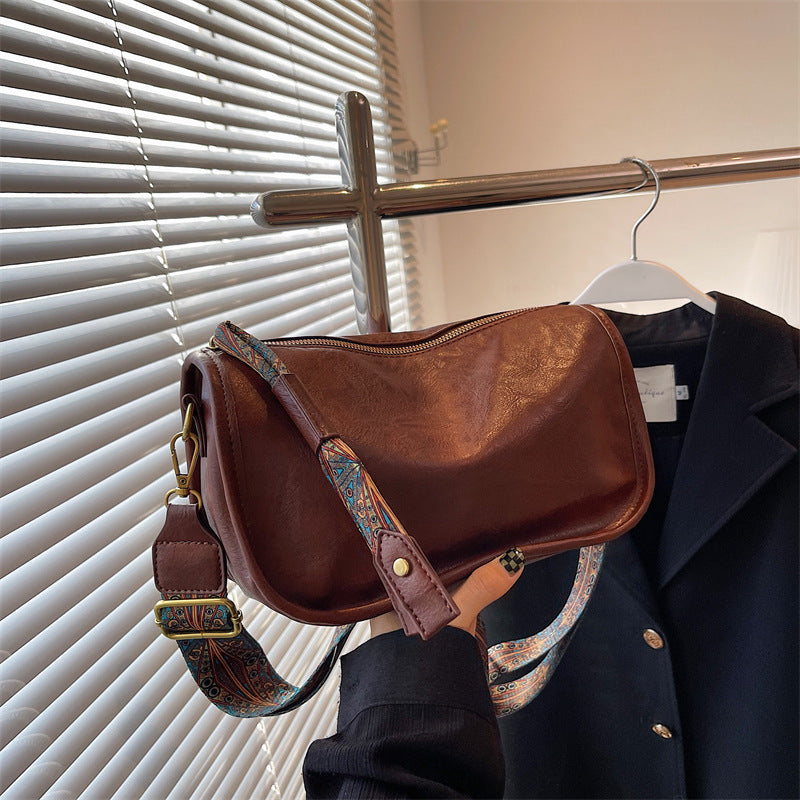 Finitions détaillées du sac Élégancia™ pour un style intemporel.