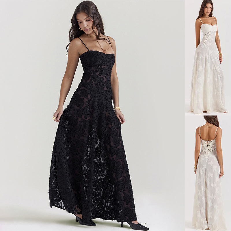Robe Katy™ portée avec des accessoires délicats pour un look sophistiqué.