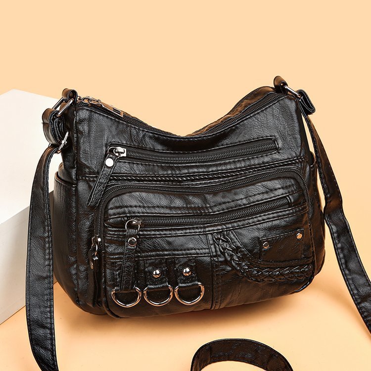 Sac à main femme Charmance™ porté avec style décontracté.