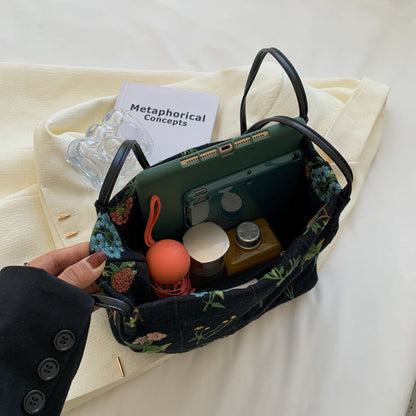 Sac pratique et esthétique avec design floral brodé
