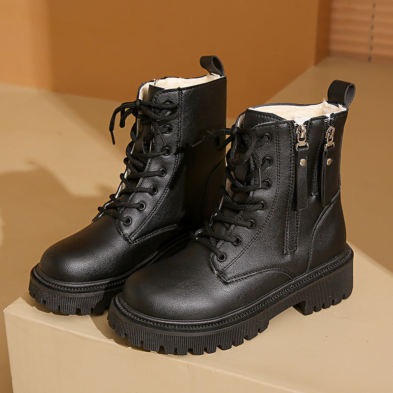 Vue de côté des bottes Martin™ avec lacets réglables.