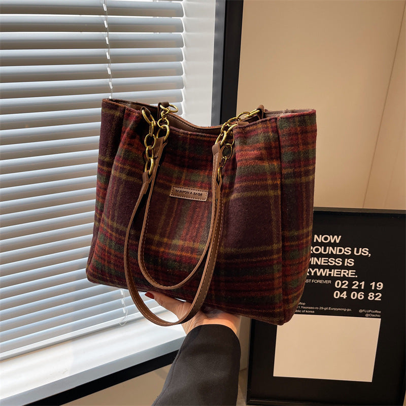 Zoom sur les détails raffinés du Sac Carreli™ à carreaux classiques